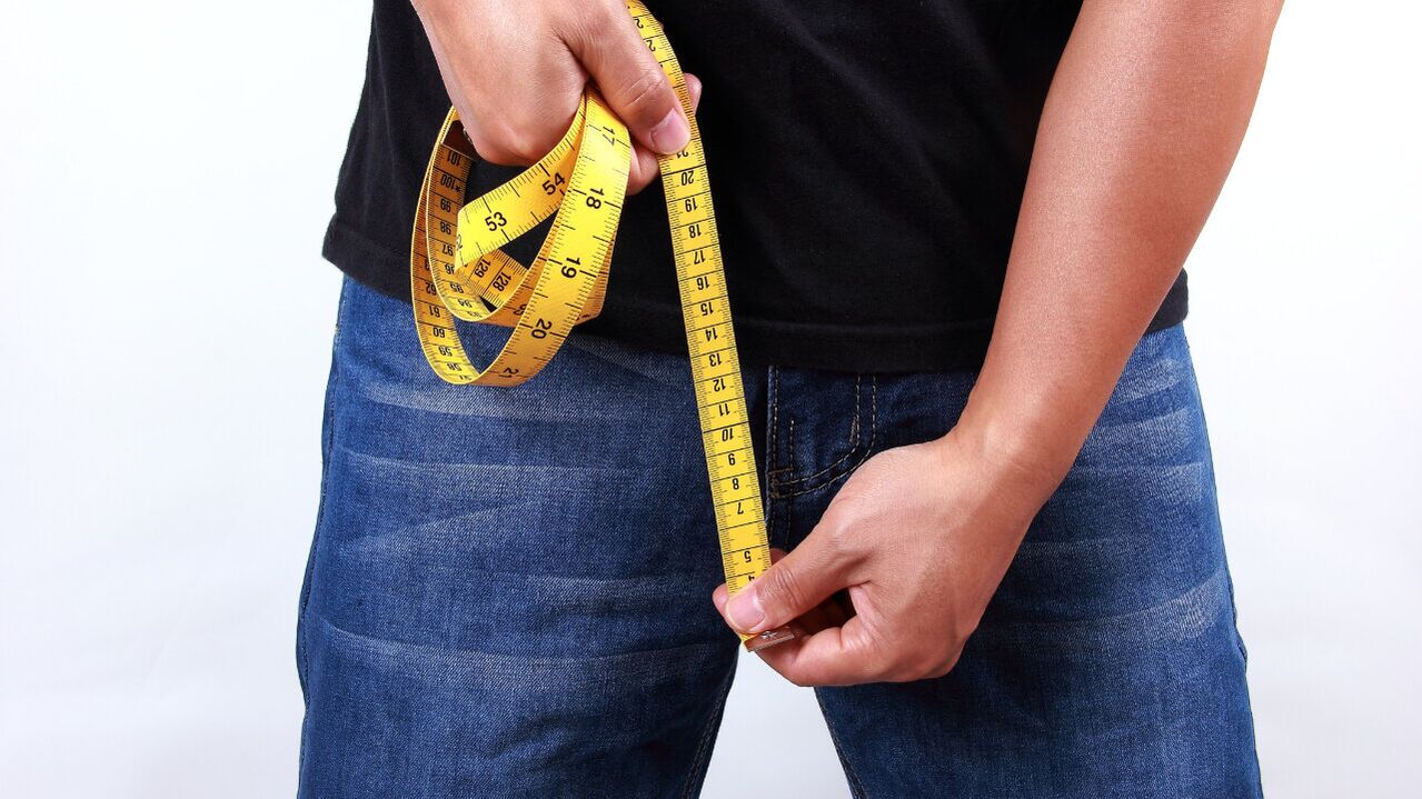 Burri që mat penisin para zmadhimit